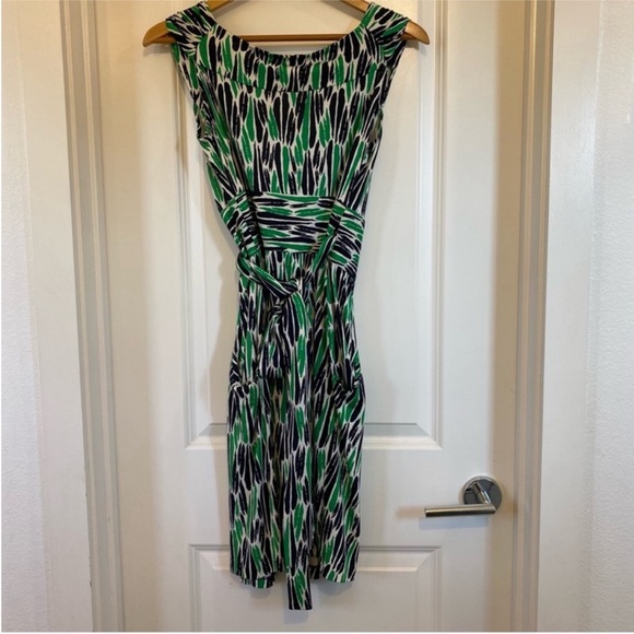 Diane Von Furstenberg Celosa Silk Green & Navy Blue Printed Wrap Dress size 4 - Picture 4 of 10